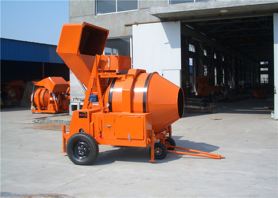 China Máquina diesel móvel de derrubada hidráulica do misturador concreto do funil para trabalhos de mistura concretos fornecedor